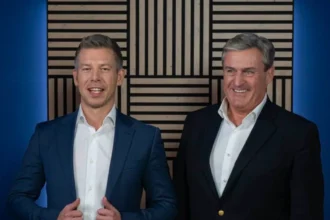 magyar péter kapitány istván kék és fekete zakóban mosolyognak