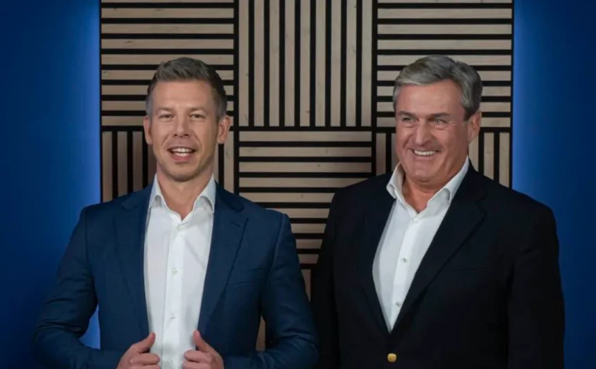 magyar péter kapitány istván kék és fekete zakóban mosolyognak