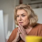 aggódó nyugdíjas nő