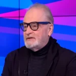 Farkas András nyugdíjszakértő fekete ruhában és szemüvegben beszél ősz hajjal és szakállal az ATV stúdiójában.