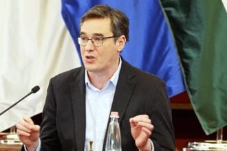 Karácsony Gergely főpolgármester intenzíven gesztikulál a városházán