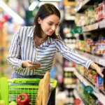 élelmiszerbolt nő vásárlás