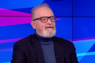 Farkas András nyugdíjszakértő az atv stúdiójában beszél fekete öltönyben szemüvegben