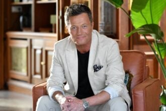 stohl andrás nagy ő fehér öltönyben rolex órával