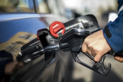 benzinkút autó tankolás kéz