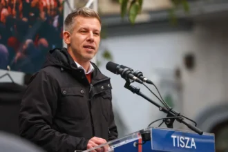 Magyar Péter mikrofon kabát