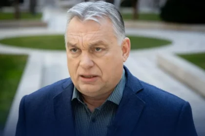 Orbán Viktor szigorúan néz