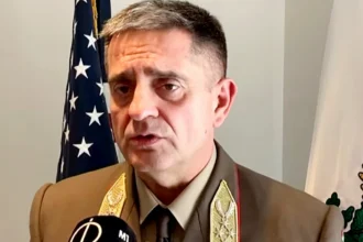 Böröndi Gábor katonai ruhában, fáradt, ráncos arccal, mikrofonba beszél.