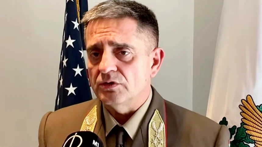 Böröndi Gábor katonai ruhában, fáradt, ráncos arccal, mikrofonba beszél.