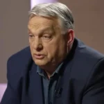 Orbán Viktor kék zakóban, zöld ingben, ősz hajjal, ráncos homlokkal, fáradtan beszél.