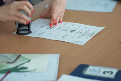 Szavazólapot pecsétel egy női kéz Pakson.