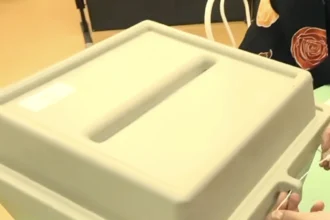 Szavazóurna-lezárás zajlik a szavazás napján.