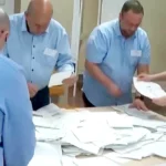 Az egyik választóköri bizottság tagjai szavazatot számlálnak.