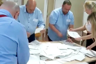 Az egyik választóköri bizottság tagjai szavazatot számlálnak.