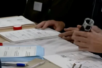 Pecsételik a szavazólapot a választás napján.