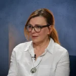 Borbás Marcsi partizán interjú fehér blúz szemüveg rövid haj