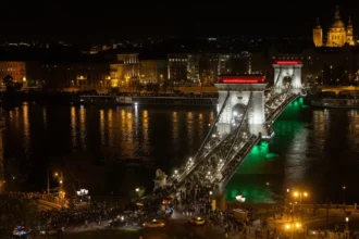 A nemzeti színekkel kivilágított Lánchíd az országgyűlési választásokat követően 2026. április 12-én. MTI/Kocsis Zoltán