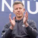 Magyar Péter pulóverben tapsol