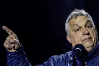 orbán viktor kék kabátban mutogat